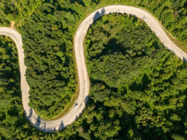 Domanic Town of Kutahya 'dan Inegol' a giden dolambaçlı yolun insansız hava aracı görüntüsü