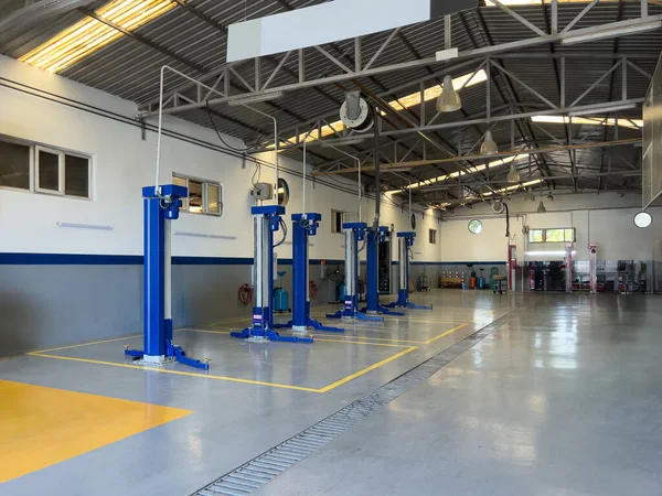 Estación Reparación Automóviles Vacía Con Ascensor Hidráulico Azul —  Fotos de Stock