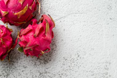 Taş masada olgun kırmızı ejderha meyvesi