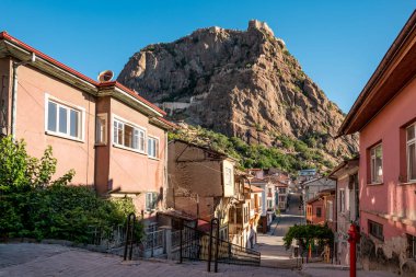 Afyonkarahisar 'ın Afyonkarahisar' daki geleneksel evleri ve Afyon Şatosu