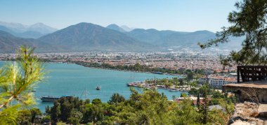Güneşli bir günde Fethiye Türkiye 'nin havadan panoramik görüntüsü