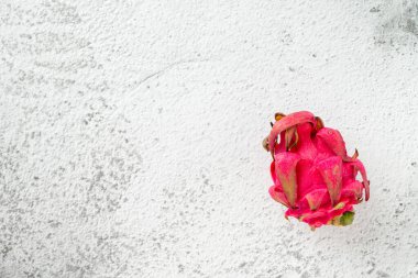 Taş masada olgun kırmızı ejderha meyvesi