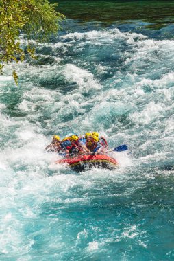 Antalya Koprulu Kanyonu 'nda büyük bir rafting teknesinde rafting.