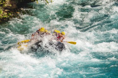 Antalya Koprulu Kanyonu 'nda büyük bir rafting teknesinde rafting.