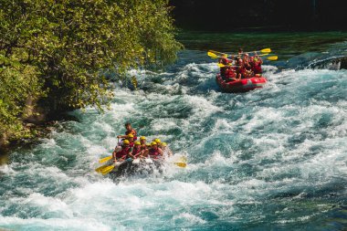 Antalya, Türkiye - 10 Ağustos 2023: Antalya Koprulu Kanyonu 'ndaki büyük bir rafting teknesinde rafting.