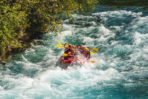 Antalya, Türkiye - 10 Ağustos 2023: Antalya Koprulu Kanyonu 'ndaki büyük bir rafting teknesinde rafting.