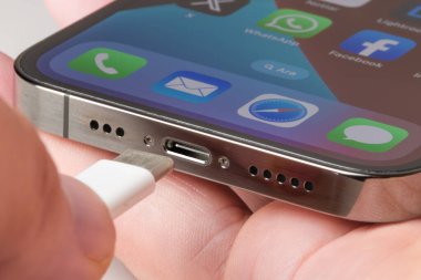 Antalya, Türkiye - 15 Ağustos 2023. Apple iPhone ve Usb-c veya C tipi Charger. AB bütün aygıtları Usb-c veya Tip-C kullanmaya zorluyor