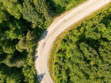 Domanic Town of Kutahya 'dan Inegol' a giden dolambaçlı yolun insansız hava aracı görüntüsü