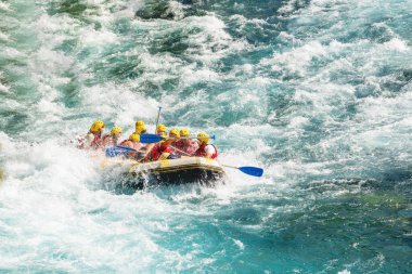 Antalya, Türkiye - 10 Ağustos 2023: Antalya Koprulu Kanyonu 'ndaki büyük bir rafting teknesinde rafting
