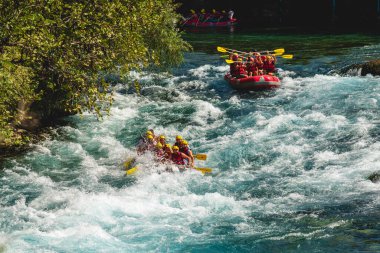 Antalya, Türkiye - 10 Ağustos 2023: Antalya Koprulu Kanyonu 'ndaki büyük bir rafting teknesinde rafting.