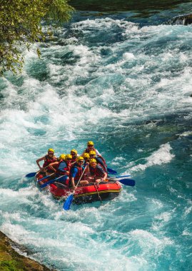 Antalya, Türkiye - 10 Ağustos 2023: Antalya Koprulu Kanyonu 'ndaki büyük bir rafting teknesinde rafting.