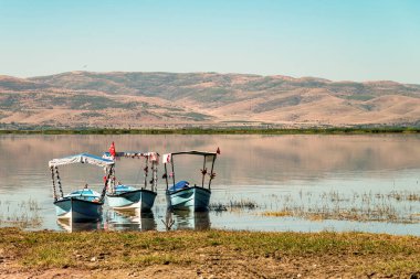 Denizli, Civril 'deki Isikli Gölü' nde süslü gezi tekneleri.