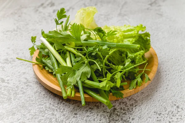 Bio Zwiebeln Schnittlauch Salat Und Petersilie Auf Steintisch — Stockfoto