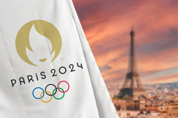 土耳其安塔利亚 2023年8月18日 巴黎2024年奥运会会旗在模糊的巴黎天际线前升起 — 图库照片#