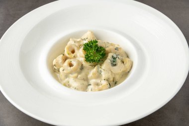 Lezzetli İtalyan yemeği, mantar soslu ve peynirli tortellini makarna.