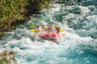 Antalya Koprulu Kanyonu 'nda büyük bir rafting teknesinde rafting.