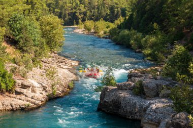 Antalya Koprulu Kanyonu 'nda büyük bir rafting teknesinde rafting.