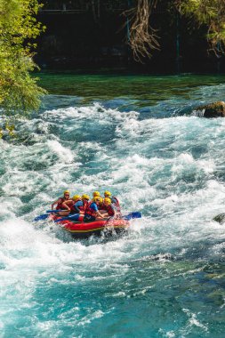 Antalya, Türkiye - 10 Ağustos 2023: Antalya Koprulu Kanyonu 'ndaki büyük bir rafting teknesinde rafting.