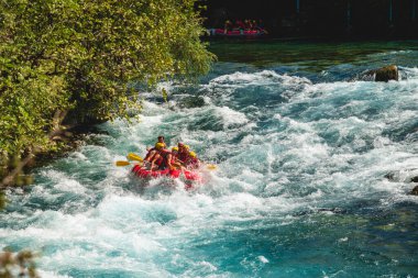 Antalya, Türkiye - 10 Ağustos 2023: Antalya Koprulu Kanyonu 'ndaki büyük bir rafting teknesinde rafting.