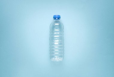 Mavi izole arkaplanda boş plastik su şişesi