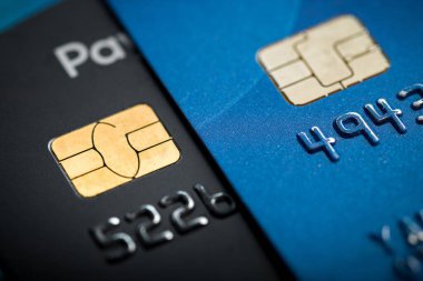 Çipli kredi kartları yüklendi, arkaplan için seçici odak ile görüntüyü kapat