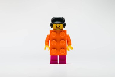Antalya, Türkiye - 22 Ağustos 2023: Beyaz arka plandaki lego halk karakteri