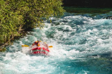 Antalya Koprulu Kanyonu 'nda büyük bir rafting teknesinde rafting.