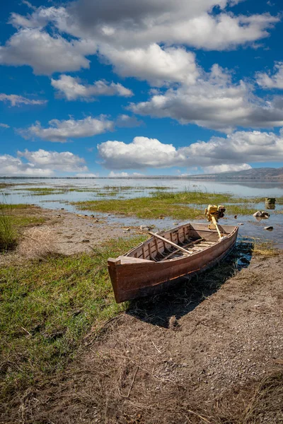 Barco Abandonado Solo Rachado Leito Lago Secou Devido Aquecimento Global — Fotografia de Stock