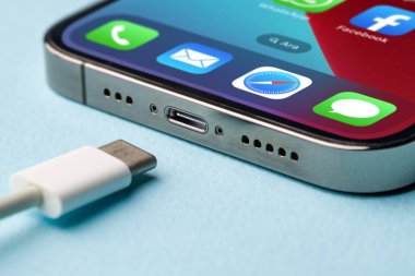 Antalya, Türkiye - 28 Ağustos 2023. Apple iPhone ve Usb-c veya C tipi Charger. AB bütün aygıtları Usb-c veya Tip-C kullanmaya zorluyor
