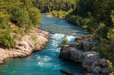 Koprucay Nehri 'nin Manavgat, Antalya' daki Koprulu Kanyonu 'ndan insansız hava aracı görüntüsü