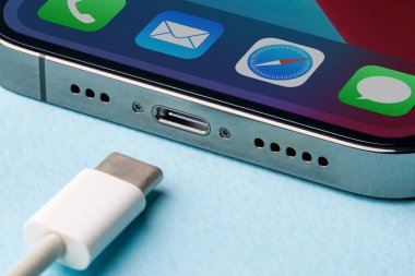 Antalya, Türkiye - 30 Ağustos 2023. Apple iPhone ve Usb-c veya C tipi Charger. AB bütün aygıtları Usb-c veya Tip-C kullanmaya zorluyor