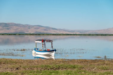Denizli, Civril 'deki Isikli Gölü' nde süslü gezi tekneleri.