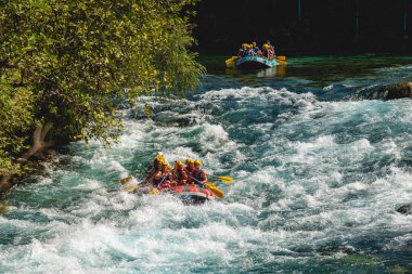 Antalya, Türkiye - 10 Ağustos 2023: Antalya Koprulu Kanyonu 'ndaki büyük bir rafting teknesinde rafting.