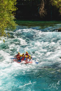 Antalya, Türkiye - 10 Ağustos 2023: Antalya Koprulu Kanyonu 'ndaki büyük bir rafting teknesinde rafting.