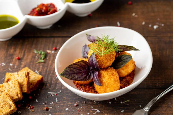 Ev yapımı Sicilya usulü Arancini. Et ve domates sosuyla doldurulmuş.