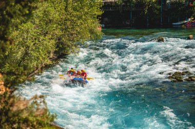 Antalya, Türkiye - 10 Ağustos 2023: Antalya Koprulu Kanyonu 'ndaki büyük bir rafting teknesinde rafting.