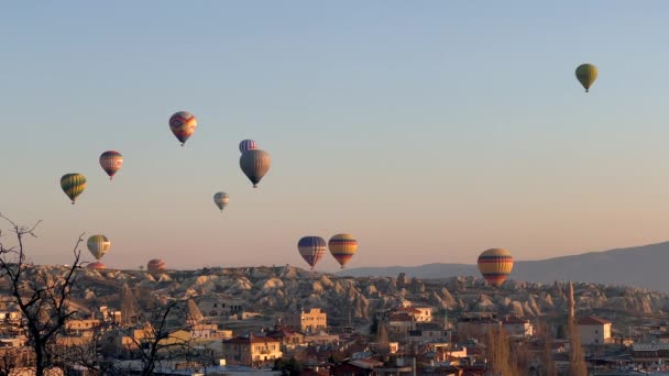 Cappadocia Turecko Září 2023 Létající Horkovzdušné Balóny Skalnatá Krajina Úsvitu — Stock video