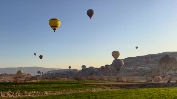 カッパドキア トルコ 2023年9月9日 ゴーレム カッパドキア トルコの日の出時に熱い風船と岩の風景を飛んでいる — ストック動画