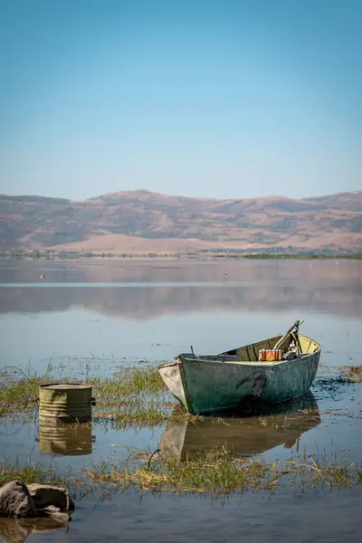 Velho Barco Pesca Abandonado Lago Que Começou Secar Retroceder Devido — Fotografia de Stock