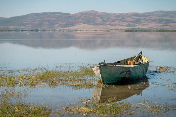 Velho Barco Pesca Abandonado Lago Que Começou Secar Retroceder Devido — Fotografia de Stock