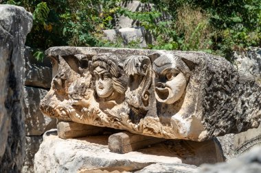 Demre, Antalya 'daki Antik Myra şehrinde Taş Tiyatro maskeleri ve Medusa rahatlaması