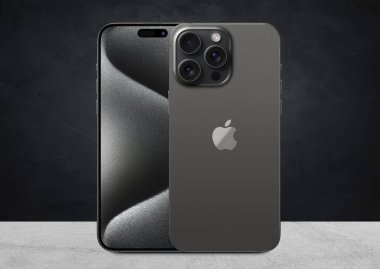 Antalya, Türkiye - 12 Eylül 2023: Yeni piyasaya çıkan iPhone 15 arka ve ön açılı maksimum model seti