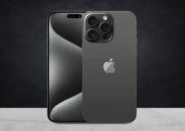 Antalya, Türkiye - 12 Eylül 2023: Yeni piyasaya çıkan iPhone 15 arka ve ön açılı maksimum model seti