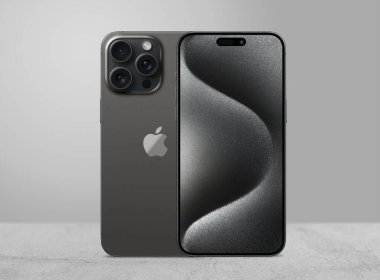 Antalya, Türkiye - 12 Eylül 2023: Yeni piyasaya çıkan iPhone 15 arka ve ön açılı maksimum model seti