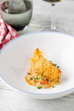 Kataifi 'ye sarılı kızarmış kaplan karidesleri. kadayif 'e sarılı jumbo karides