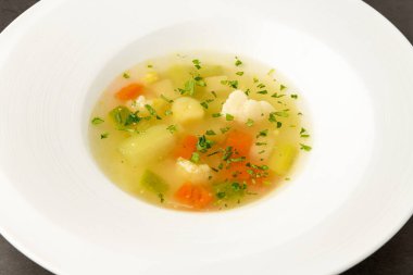 Çeşitli sebzelerden yapılmış İtalyan sebze çorbası çorbası.