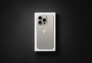 Antalya, Türkiye - 18 Eylül 2023: Yeni piyasaya çıkan Doğal Titanyum iPhone 15 profosyonel modelleme seti