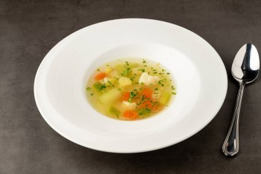 Çeşitli sebzelerden yapılmış İtalyan sebze çorbası çorbası.