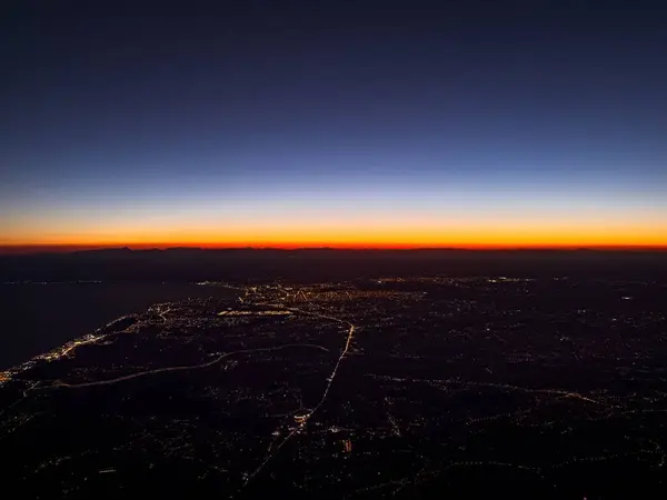 日落时分从飞机上俯瞰安塔利亚市和城市的灯光 — 图库照片