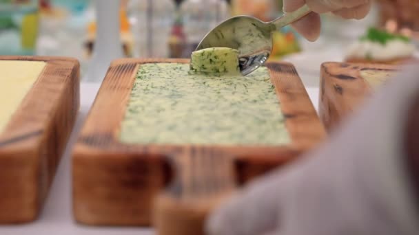 Frische Butter Mit Einem Löffel Aus Dem Behälter Schöpfen Nahaufnahme — Stockvideo
